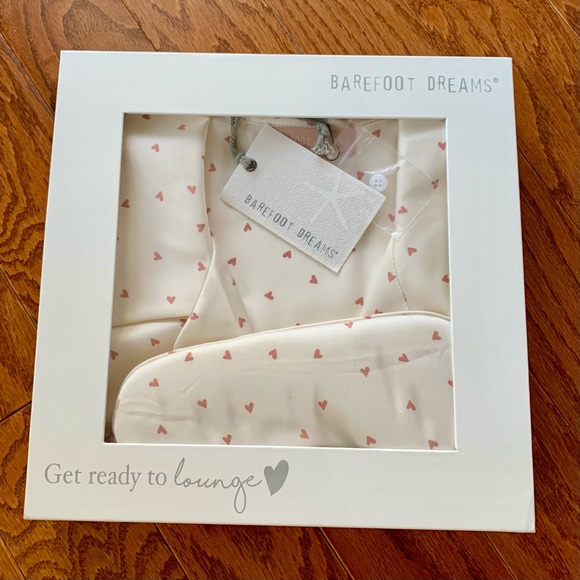 BAREFOOT DREAMS - Washed Satin Short PJ Set Tossed Hearts Sz Small
Valentine Day - Picture 4 of 7